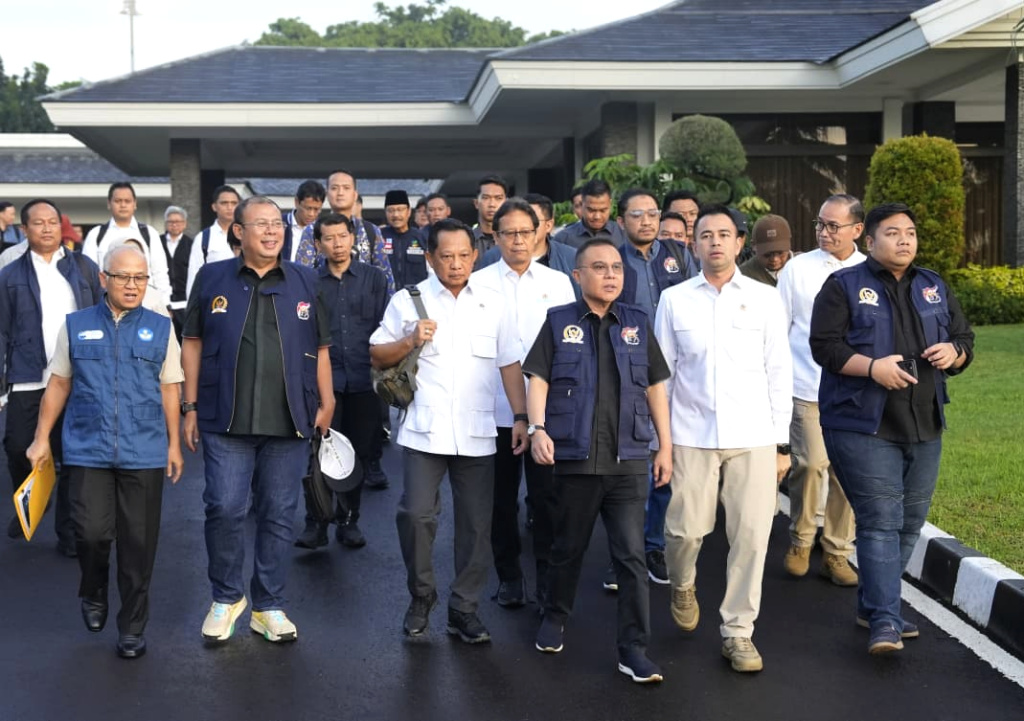 Satgas Galapana DPR memberikan hasil laporan hasil pemulihan bencana yang terjadi di Aceh, Sumatera Barat dan Sumatera Utara (Ashar/Foto:Yoga/SinPo.id)