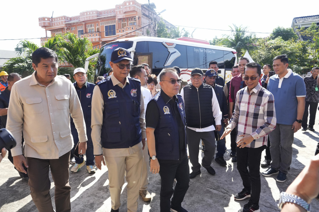 Satgas Galapana DPR memberikan hasil laporan hasil pemulihan bencana yang terjadi di Aceh, Sumatera Barat dan Sumatera Utara (Ashar/Foto:Yoga/SinPo.id)