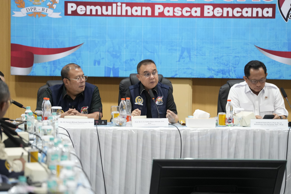 Satgas Galapana DPR memberikan hasil laporan hasil pemulihan bencana yang terjadi di Aceh, Sumatera Barat dan Sumatera Utara (Ashar/Foto:Yoga/SinPo.id)