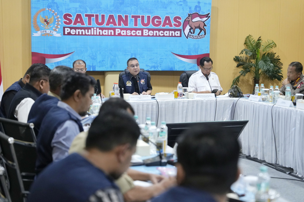 Satgas Galapana DPR memberikan hasil laporan hasil pemulihan bencana yang terjadi di Aceh, Sumatera Barat dan Sumatera Utara (Ashar/Foto:Yoga/SinPo.id)