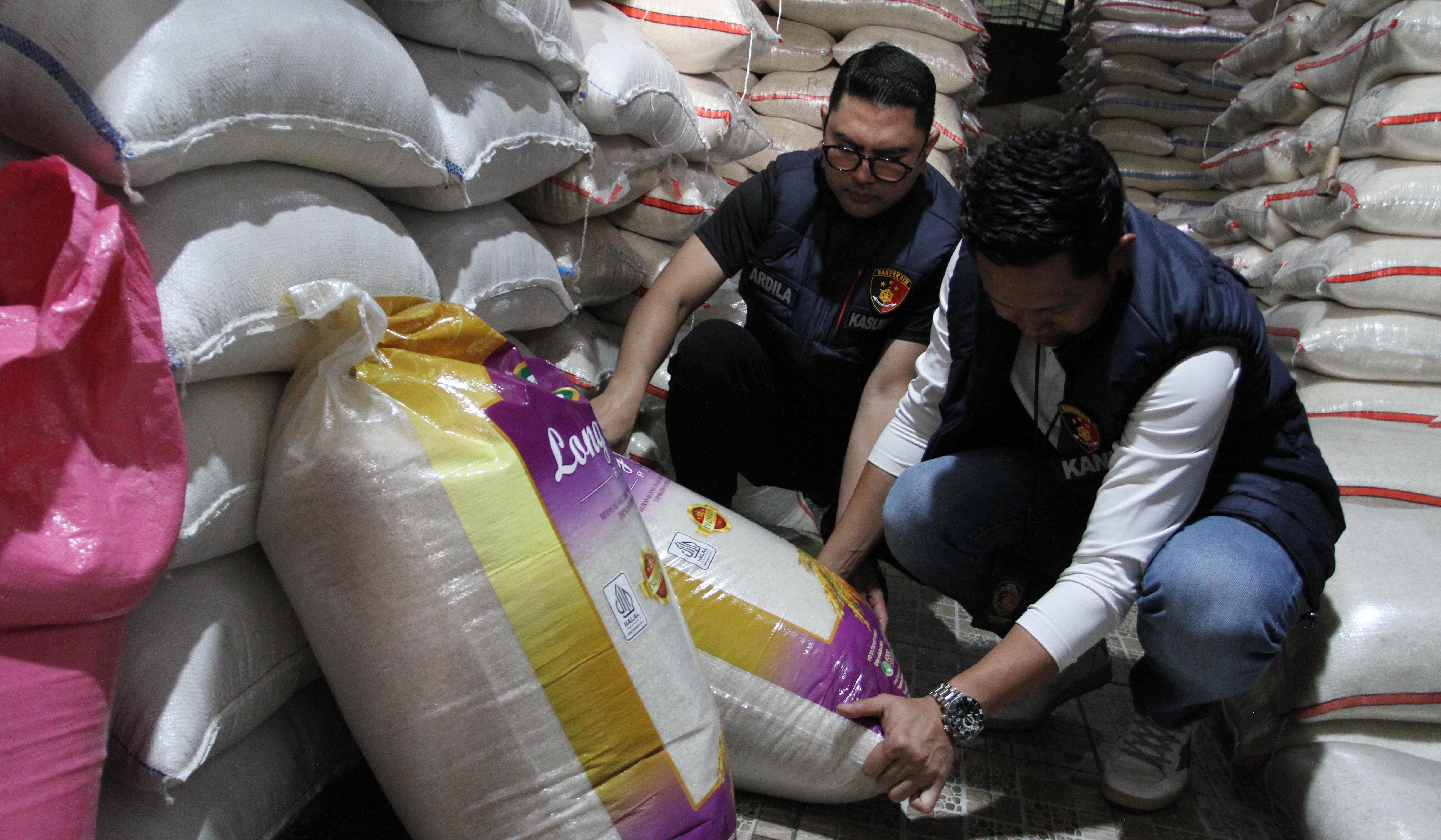 Satgas pangan lakukan sidak ke Pasar Induk Cipinang. (Agus Priatna/SinPo.id)