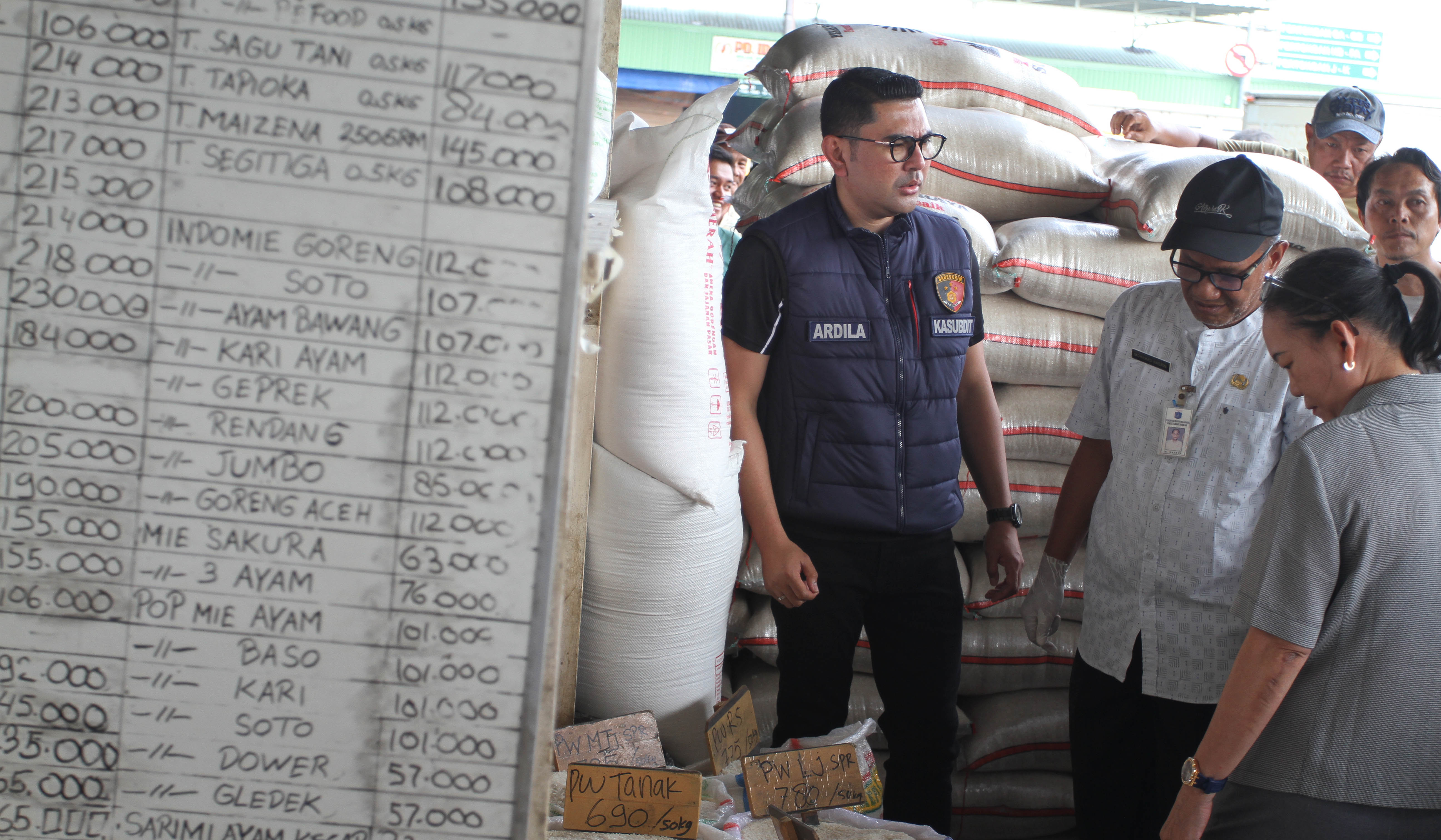 Satgas pangan lakukan sidak ke Pasar Induk Cipinang. (Agus Priatna/SinPo.id)