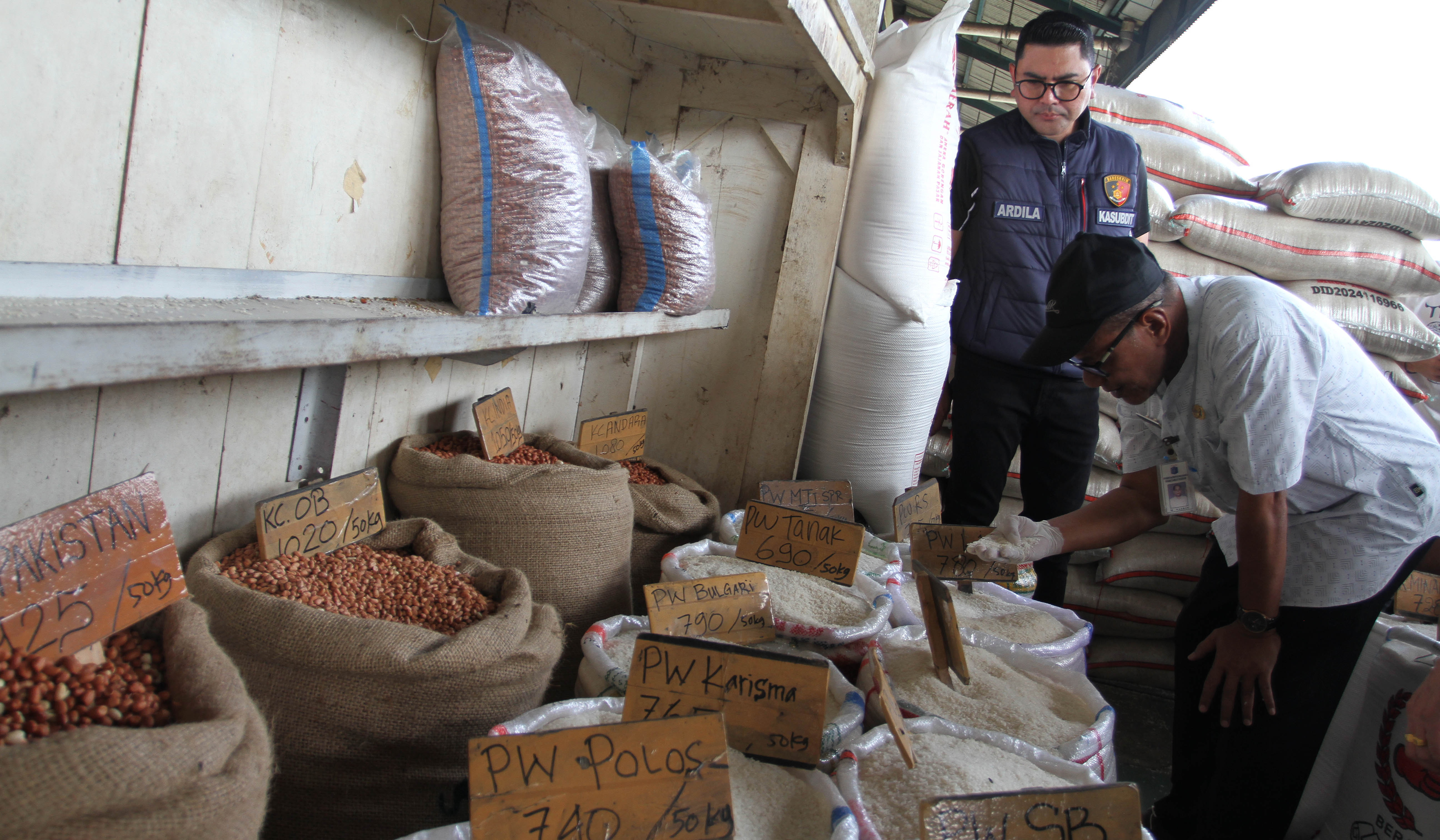 Satgas pangan lakukan sidak ke Pasar Induk Cipinang. (Agus Priatna/SinPo.id)