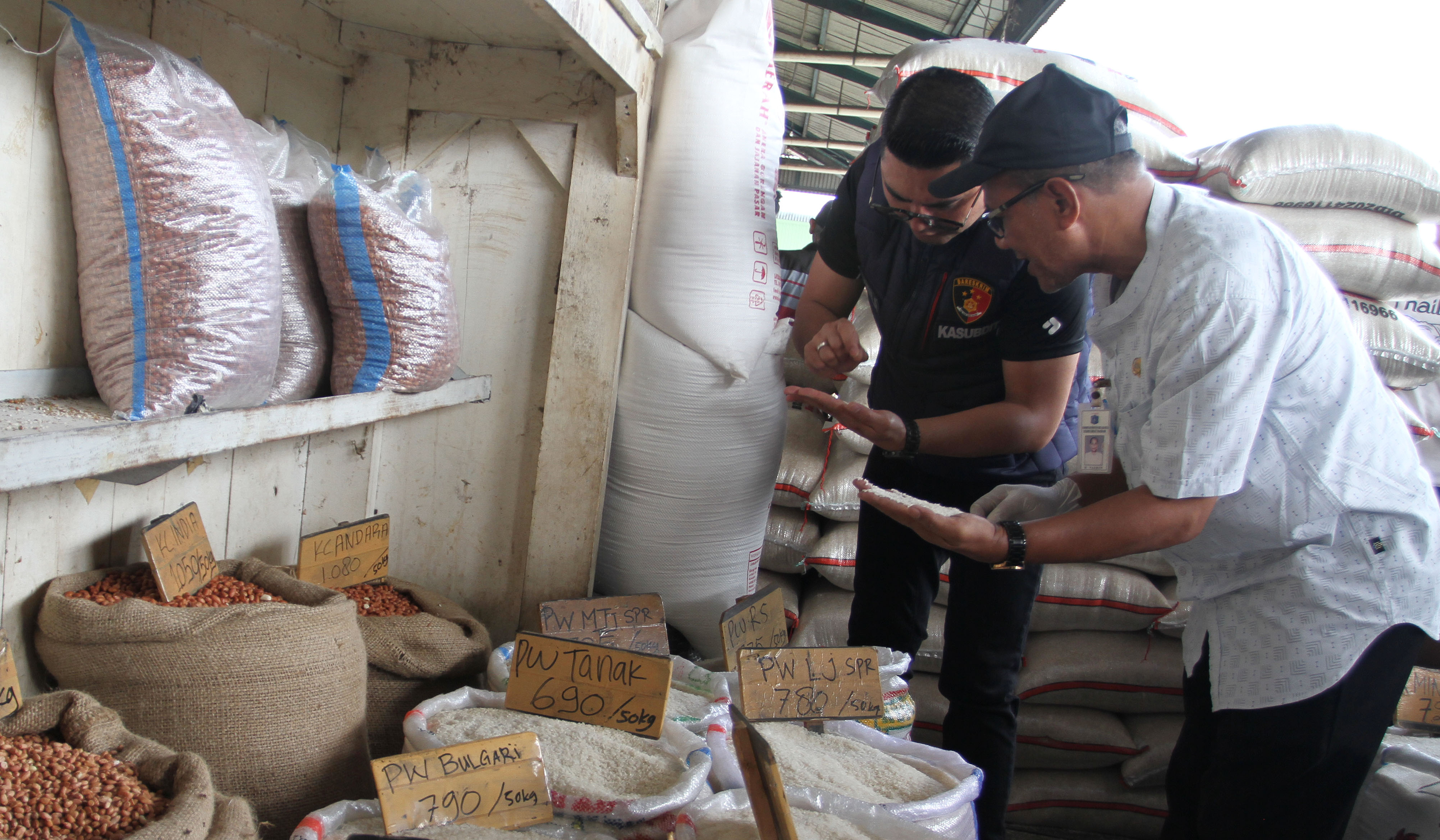 Satgas pangan lakukan sidak ke Pasar Induk Cipinang. (Agus Priatna/SinPo.id)