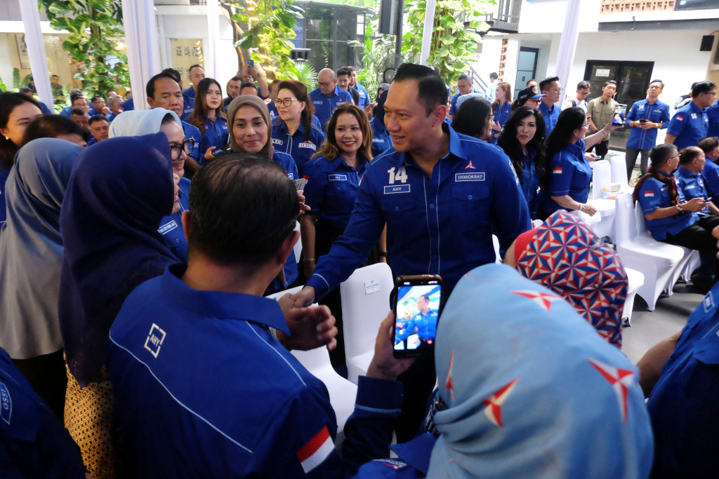 Ketua Umum Partai Demokrat Agus Harimurti Yudhoyono dan Majelis Tinggi Demokrat Susilo Bambang Yudhoyono merayakn HUT Demokrat di Kantor DPP Demokrat (Ashar/SinPo.id)