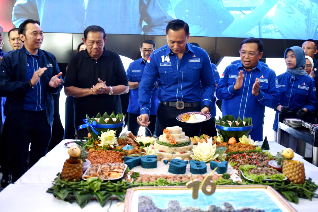 Ketua Umum Partai Demokrat Agus Harimurti Yudhoyono dan Majelis Tinggi Demokrat Susilo Bambang Yudhoyono merayakn HUT Demokrat di Kantor DPP Demokrat (Ashar/SinPo.id)