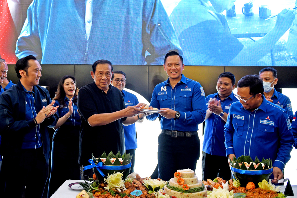 Ketua Umum Partai Demokrat Agus Harimurti Yudhoyono dan Majelis Tinggi Demokrat Susilo Bambang Yudhoyono merayakn HUT Demokrat di Kantor DPP Demokrat (Ashar/SinPo.id)