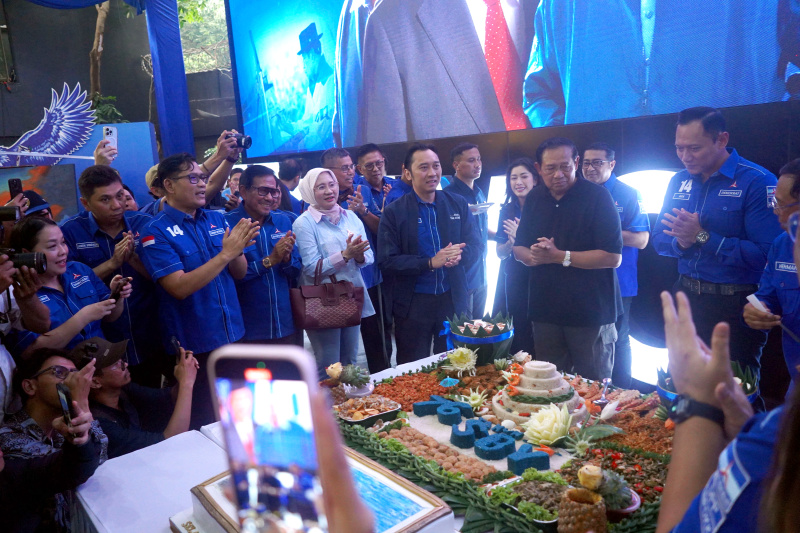 Ketua Umum Partai Demokrat Agus Harimurti Yudhoyono dan Majelis Tinggi Demokrat Susilo Bambang Yudhoyono merayakn HUT Demokrat di Kantor DPP Demokrat (Ashar/SinPo.id)