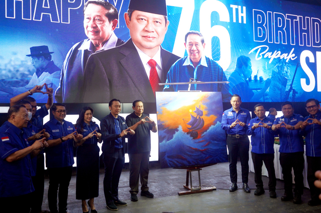 Ketua Umum Partai Demokrat Agus Harimurti Yudhoyono dan Majelis Tinggi Demokrat Susilo Bambang Yudhoyono merayakn HUT Demokrat di Kantor DPP Demokrat (Ashar/SinPo.id)