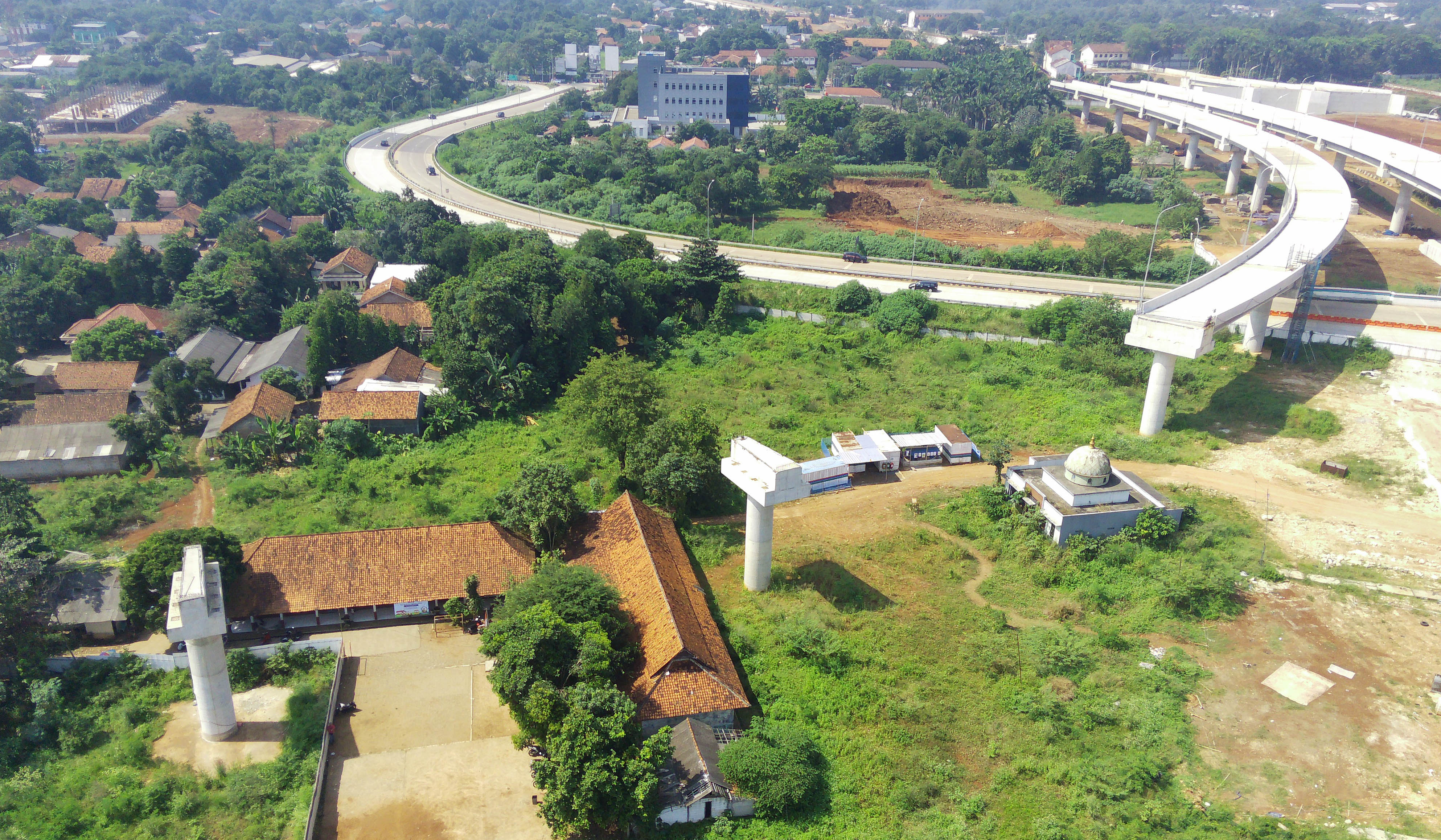 Suasana SDN Burangkeng 04 di tengah proyek Tol. (Agus Priatna/SinPo)