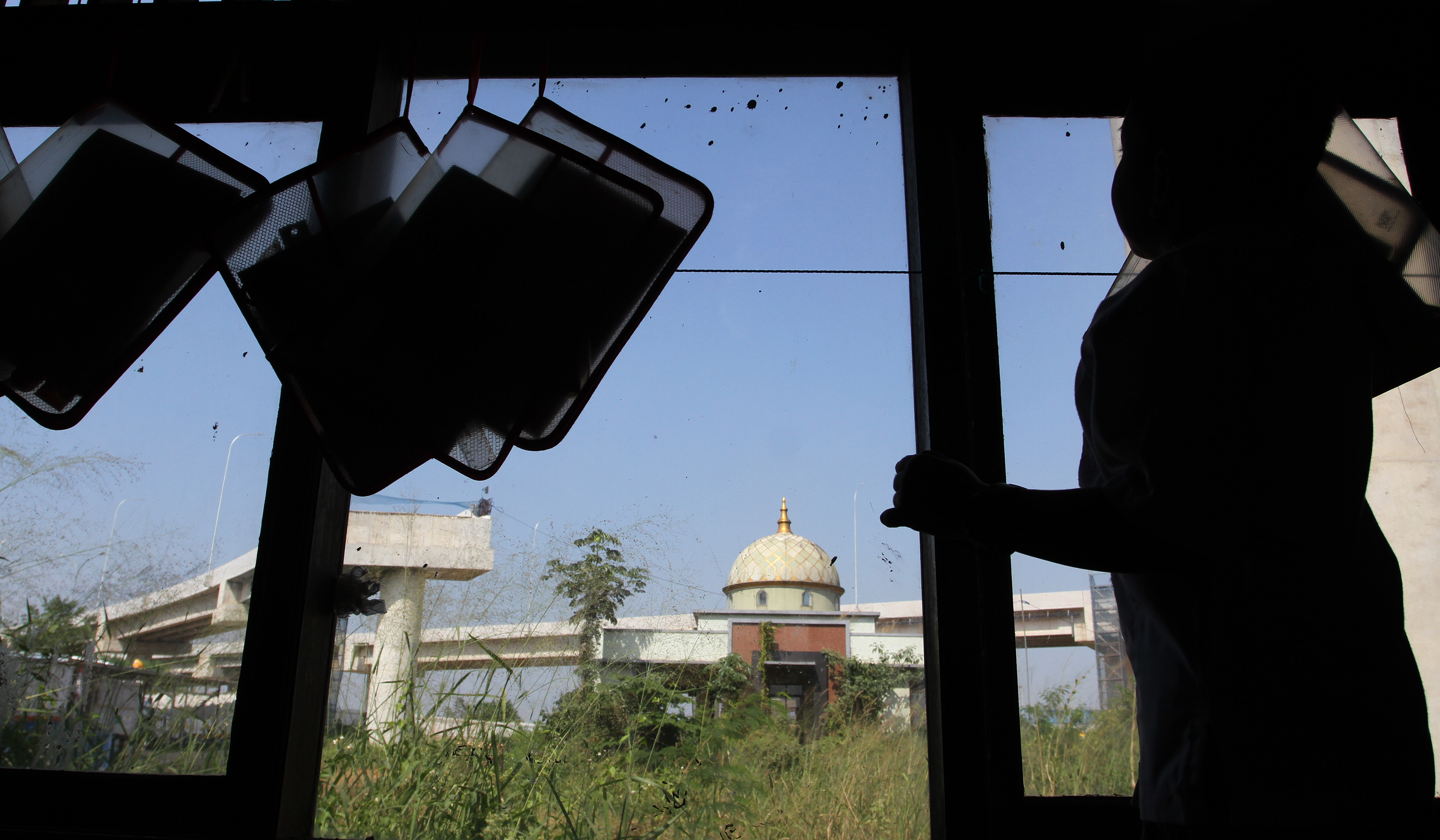 Suasana SDN Burangkeng 04 di tengah proyek Tol. (Agus Priatna/SinPo)