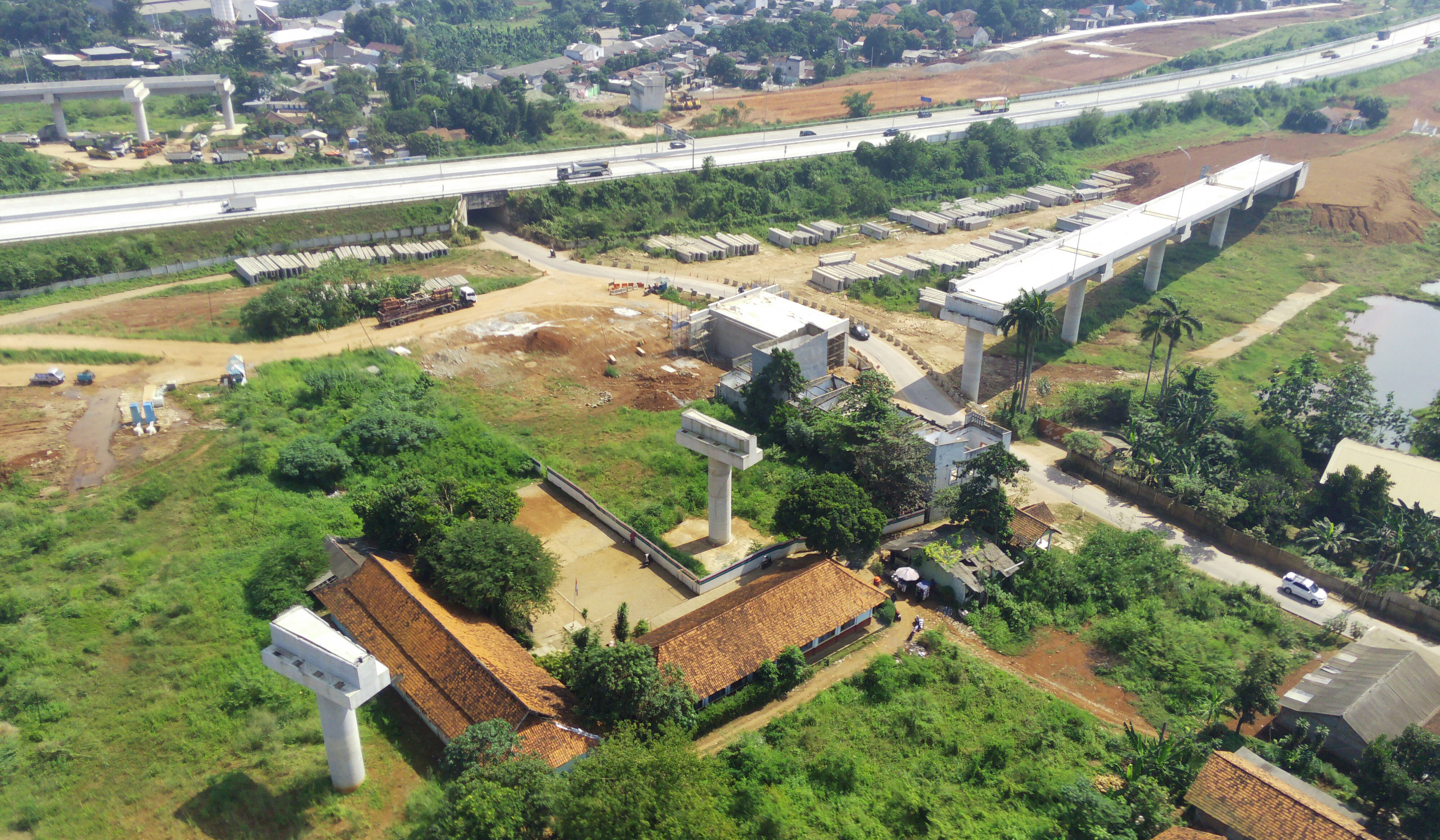 Suasana SDN Burangkeng 04 di tengah proyek Tol. (Agus Priatna/SinPo)