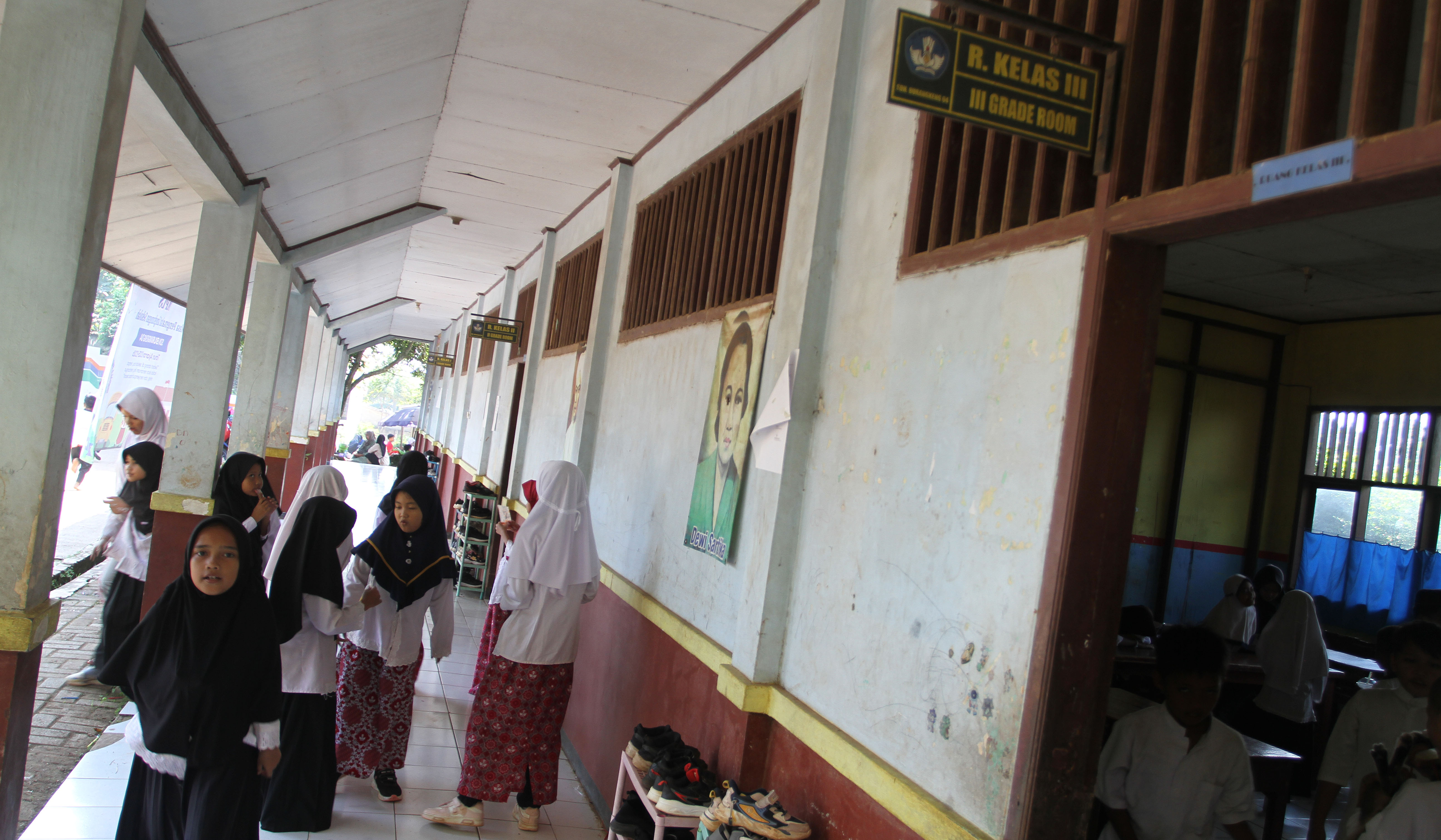 Suasana SDN Burangkeng 04 di tengah proyek Tol. (Agus Priatna/SinPo)