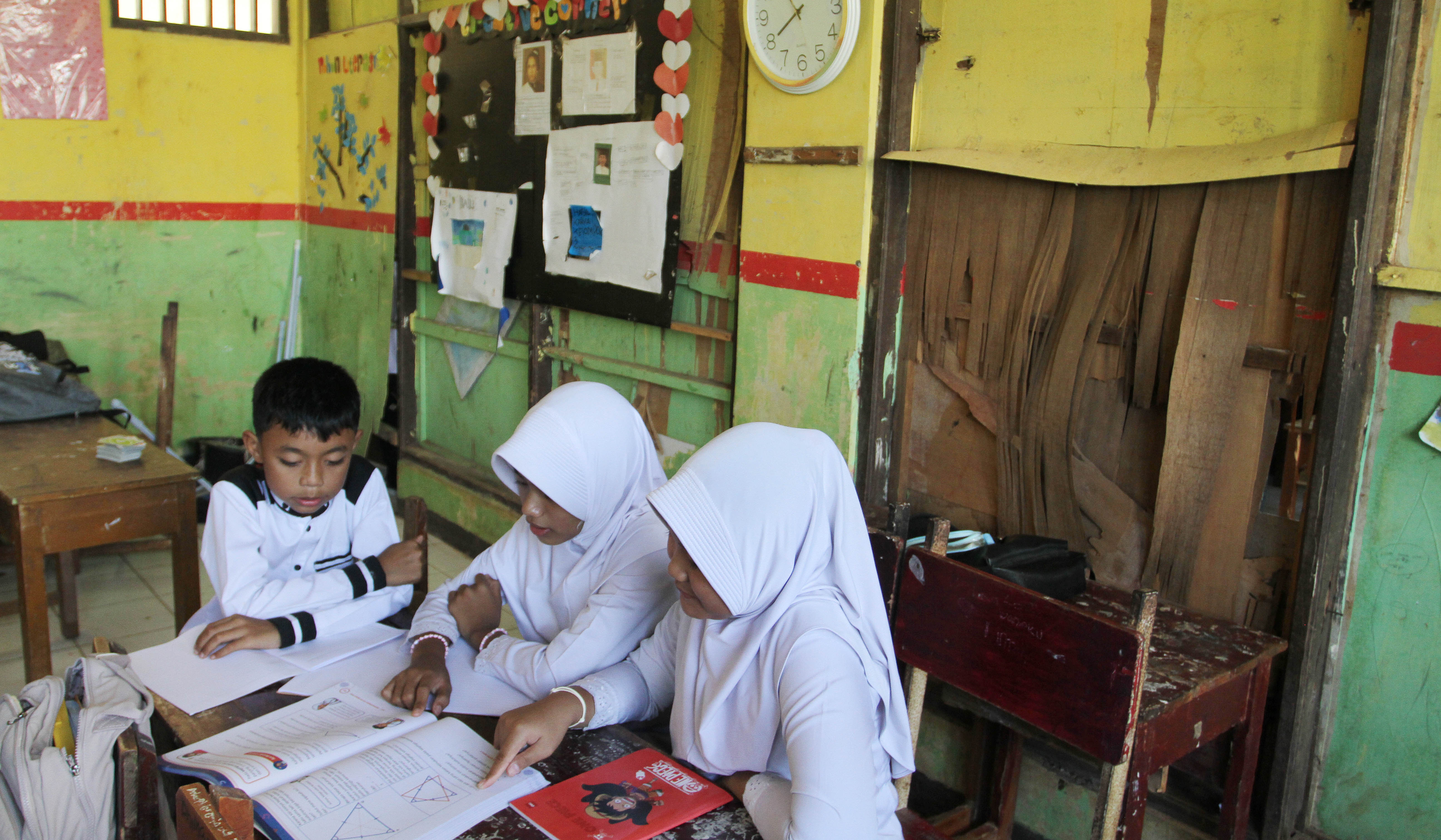 Suasana SDN Burangkeng 04 di Tengah proyek Tol. (Agus Priatna/SinPo)