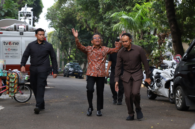 Sejumlah tokoh mendatangi kediaman Presiden terpilih Prabowo Subianto di Kertanegara (Ashar/SinPo.id)