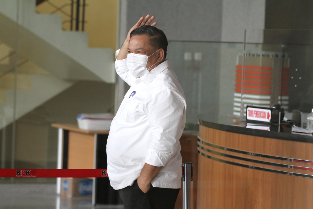 Sekda Riau SF Hariyanto usai menjalani pemeriksaan oleh KPK terkait LHKPN di Gedung Merah Putih KPK (Ashar/SinPo.id)