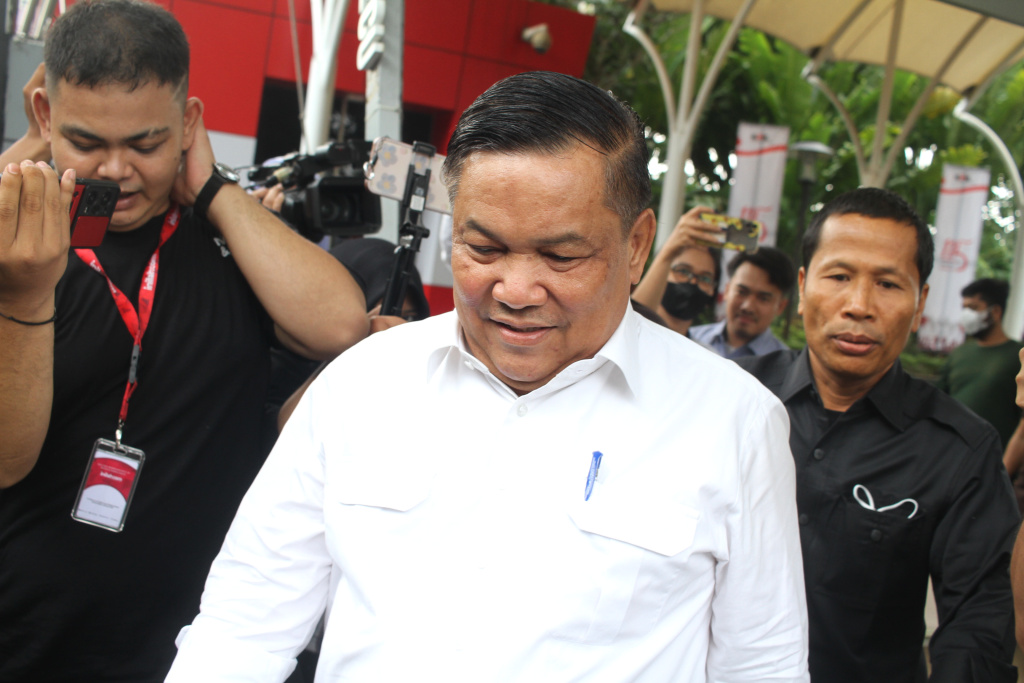Sekda Riau SF Hariyanto usai menjalani pemeriksaan oleh KPK terkait LHKPN di Gedung Merah Putih KPK (Ashar/SinPo.id)
