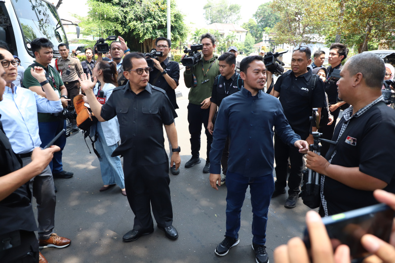 Sekjen DPR RI Indra Iskandar sedang mengecek rumah dinas anggota DPR Kalibata yang sedang mengalami banyak kerusakan (Ashar/SinPo.id)