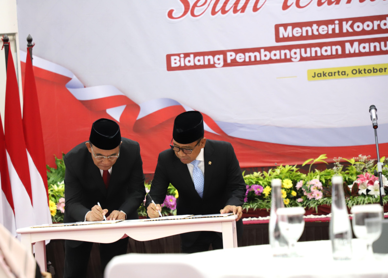 Kemenko PMK gelar sertijab dari Menko PMK Muhadjir Effendy periode 2019-2024  kepada Menko PMK yang baru dilantik Pratikno periode 2024-2029 (Ashar/SinPo.id)