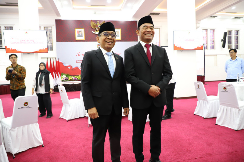 Kemenko PMK gelar sertijab dari Menko PMK Muhadjir Effendy periode 2019-2024  kepada Menko PMK yang baru dilantik Pratikno periode 2024-2029 (Ashar/SinPo.id)