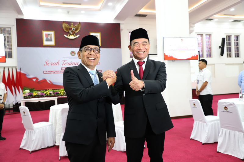 Kemenko PMK gelar sertijab dari Menko PMK Muhadjir Effendy periode 2019-2024  kepada Menko PMK yang baru dilantik Pratikno periode 2024-2029 (Ashar/SinPo.id)