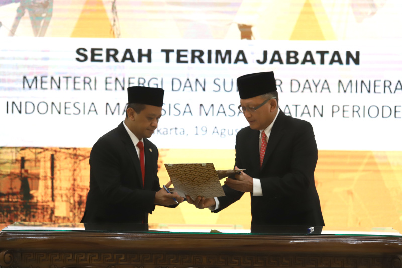 Sertijab Menteri ESDM dari Arifin Tasrif ke Bahlil Lahadalia (Ashar/SinPo.id)