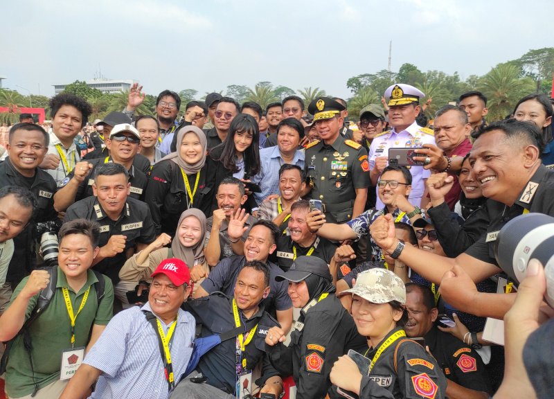 Panglima TNI Jenderal Agus Subiyanto melakukan salam komando setelah usai serah terima jabatan dari Panglima TNI Laksamana Yudo Margono yang memasuki masa pensiun (Ashar/SinPo.id)