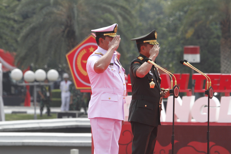 Panglima TNI Jenderal Agus Subiyanto melakukan salam komando setelah usai serah terima jabatan dari Panglima TNI Laksamana Yudo Margono yang memasuki masa pensiun (Ashar/SinPo.id)