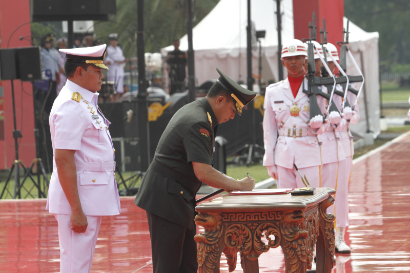 Panglima TNI Jenderal Agus Subiyanto melakukan salam komando setelah usai serah terima jabatan dari Panglima TNI Laksamana Yudo Margono yang memasuki masa pensiun (Ashar/SinPo.id)