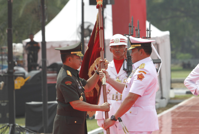 Panglima TNI Jenderal Agus Subiyanto melakukan salam komando setelah usai serah terima jabatan dari Panglima TNI Laksamana Yudo Margono yang memasuki masa pensiun (Ashar/SinPo.id)