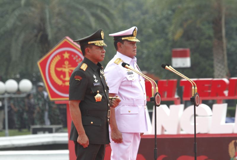 Panglima TNI Jenderal Agus Subiyanto melakukan salam komando setelah usai serah terima jabatan dari Panglima TNI Laksamana Yudo Margono yang memasuki masa pensiun (Ashar/SinPo.id)