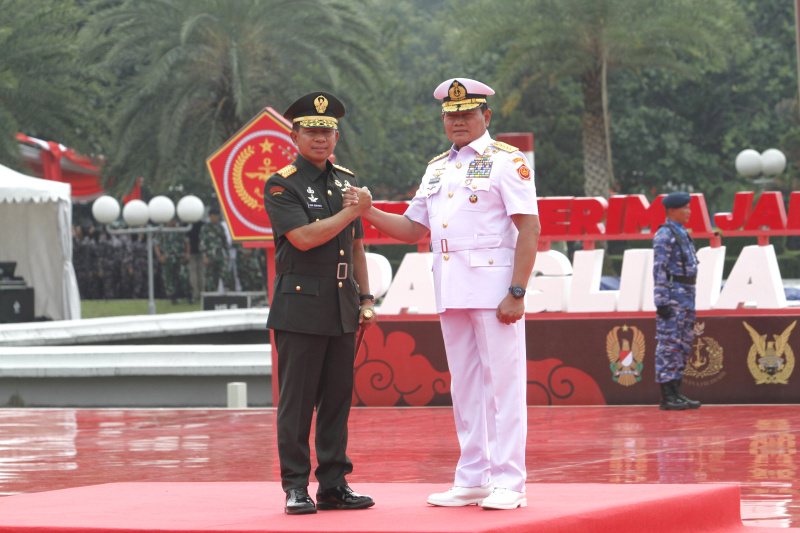 Panglima TNI Jenderal Agus Subiyanto melakukan salam komando setelah usai serah terima jabatan dari Panglima TNI Laksamana Yudo Margono yang memasuki masa pensiun (Ashar/SinPo.id)