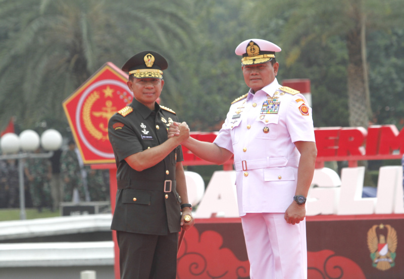 Panglima TNI Jenderal Agus Subiyanto melakukan salam komando setelah usai serah terima jabatan dari Panglima TNI Laksamana Yudo Margono yang memasuki masa pensiun (Ashar/SinPo.id)