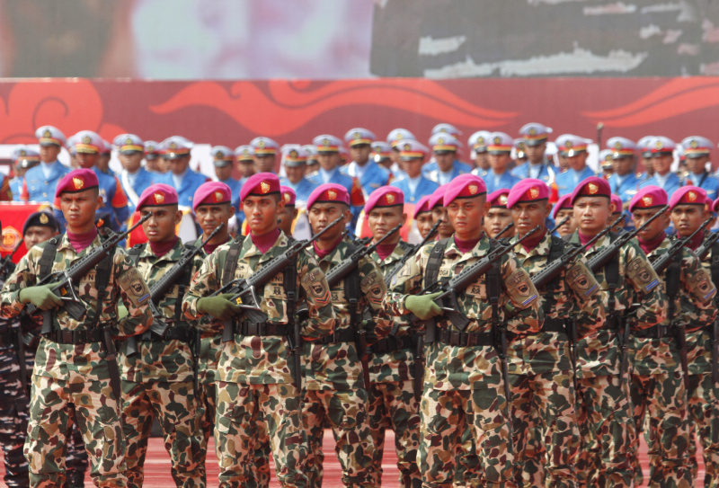 Panglima TNI Jenderal Agus Subiyanto melakukan salam komando setelah usai serah terima jabatan dari Panglima TNI Laksamana Yudo Margono yang memasuki masa pensiun (Ashar/SinPo.id)