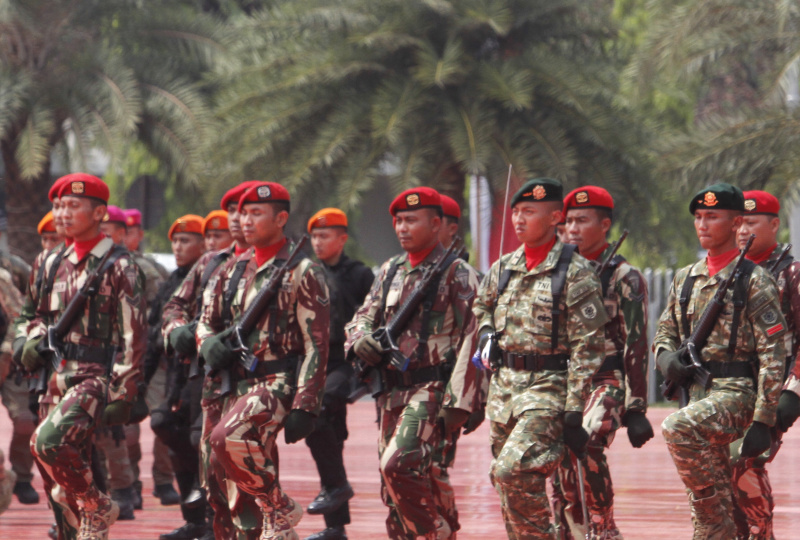 Panglima TNI Jenderal Agus Subiyanto melakukan salam komando setelah usai serah terima jabatan dari Panglima TNI Laksamana Yudo Margono yang memasuki masa pensiun (Ashar/SinPo.id)
