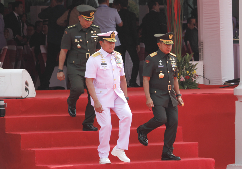 Panglima TNI Jenderal Agus Subiyanto melakukan salam komando setelah usai serah terima jabatan dari Panglima TNI Laksamana Yudo Margono yang memasuki masa pensiun (Ashar/SinPo.id)