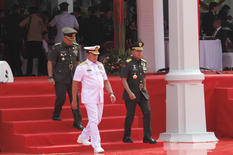 Panglima TNI Jenderal Agus Subiyanto melakukan salam komando setelah usai serah terima jabatan dari Panglima TNI Laksamana Yudo Margono yang memasuki masa pensiun (Ashar/SinPo.id)