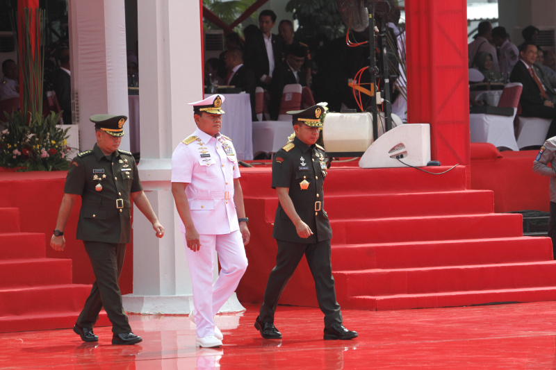 Panglima TNI Jenderal Agus Subiyanto melakukan salam komando setelah usai serah terima jabatan dari Panglima TNI Laksamana Yudo Margono yang memasuki masa pensiun (Ashar/SinPo.id)