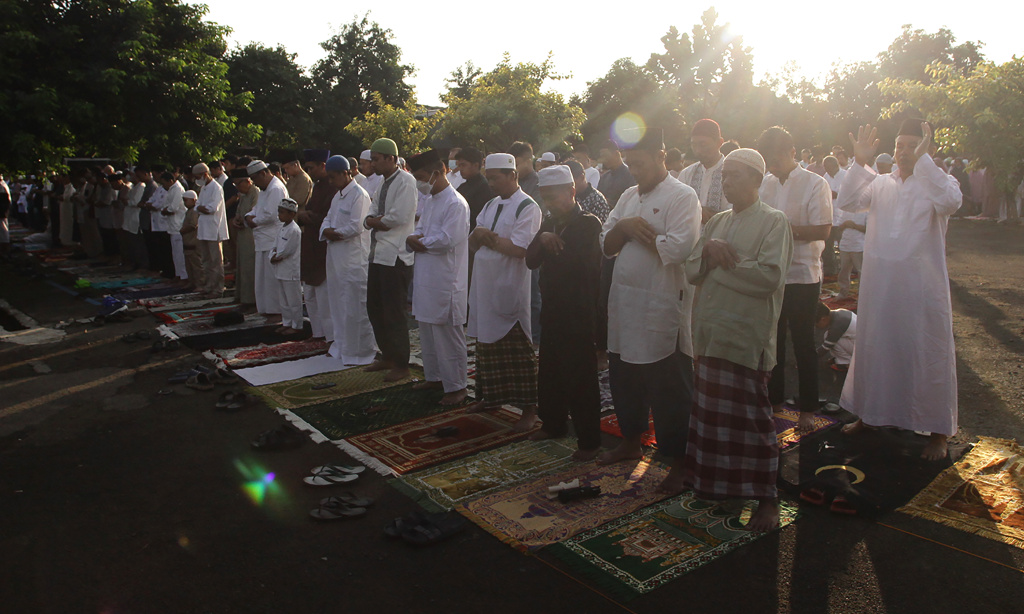 Umat Islam Muhammadiyah melaksanakan Sholat Ied Idul Adha 1444 H di lapangan KPP Pratama Kebayoran Lama (Ashar/SinPo.id)