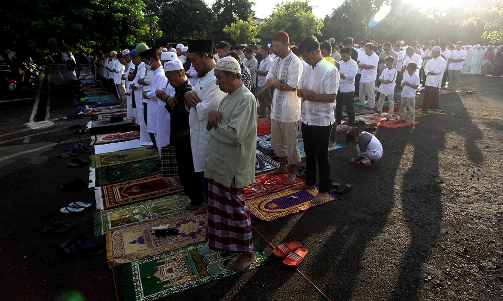 Umat Islam Muhammadiyah melaksanakan Sholat Ied Idul Adha 1444 H di lapangan KPP Pratama Kebayoran Lama (Ashar/SinPo.id)