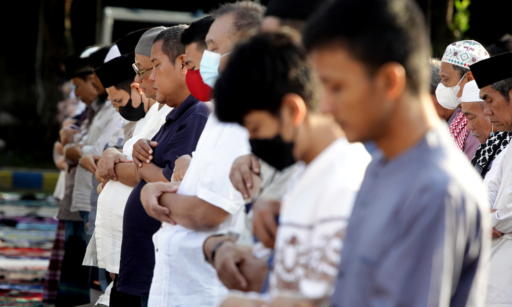 Umat Islam Muhammadiyah melaksanakan Sholat Ied Idul Adha 1444 H di lapangan KPP Pratama Kebayoran Lama (Ashar/SinPo.id)