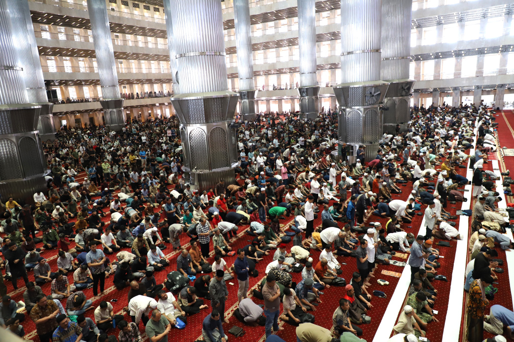 Warga sedang melaksanakan Ibadah sholat Jum'at perdana di Bulan Suci Ramadan 1447 H di Masjid Istiqlal (Ashar/SinPo.id)
