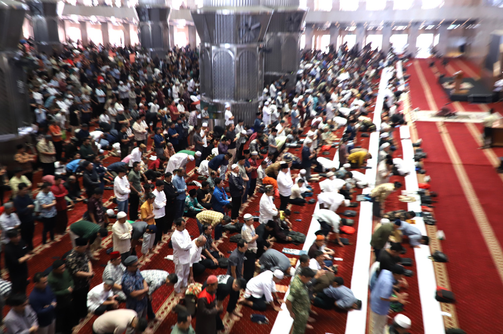 Warga sedang melaksanakan Ibadah sholat Jum'at perdana di Bulan Suci Ramadan 1447 H di Masjid Istiqlal (Ashar/SinPo.id)