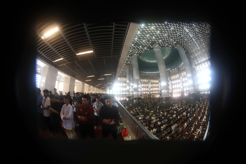 Warga sedang melaksanakan Ibadah sholat Jum'at perdana di Bulan Suci Ramadan 1447 H di Masjid Istiqlal (Ashar/SinPo.id)