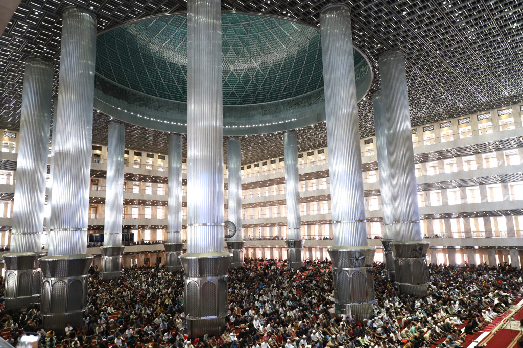 Warga sedang melaksanakan Ibadah sholat Jum'at perdana di Bulan Suci Ramadan 1447 H di Masjid Istiqlal (Ashar/SinPo.id)