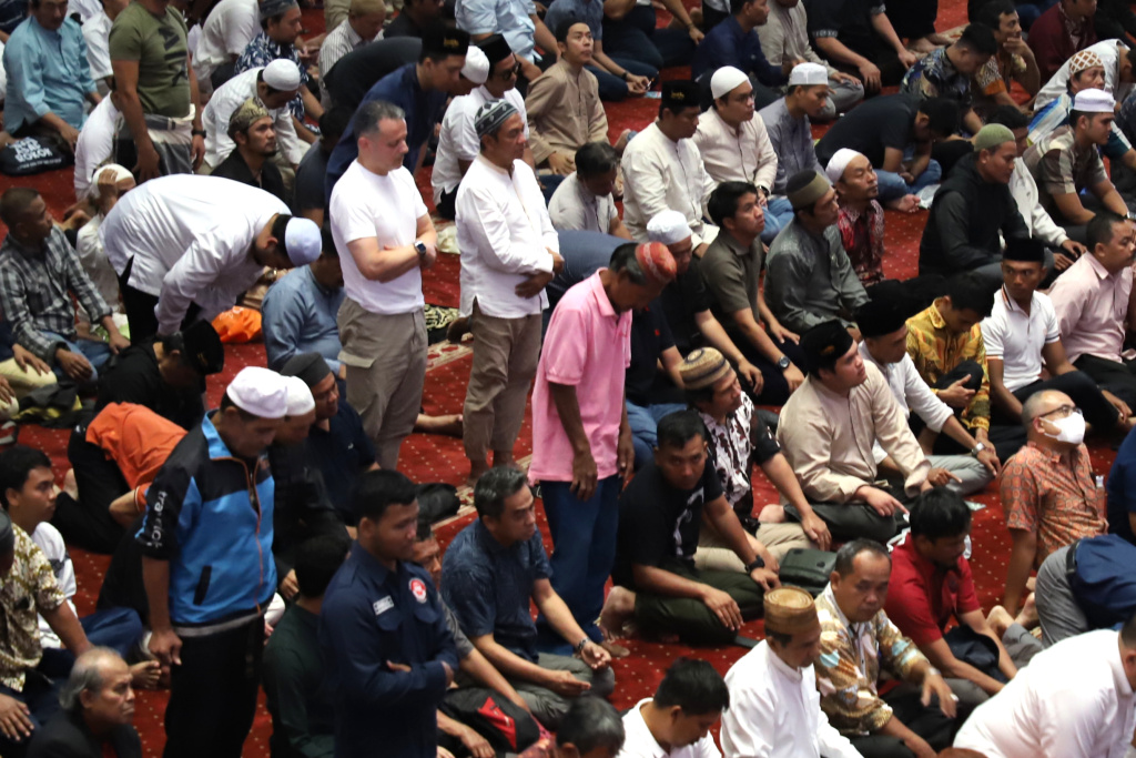 Warga sedang melaksanakan Ibadah sholat Jum'at perdana di Bulan Suci Ramadan 1447 H di Masjid Istiqlal (Ashar/SinPo.id)