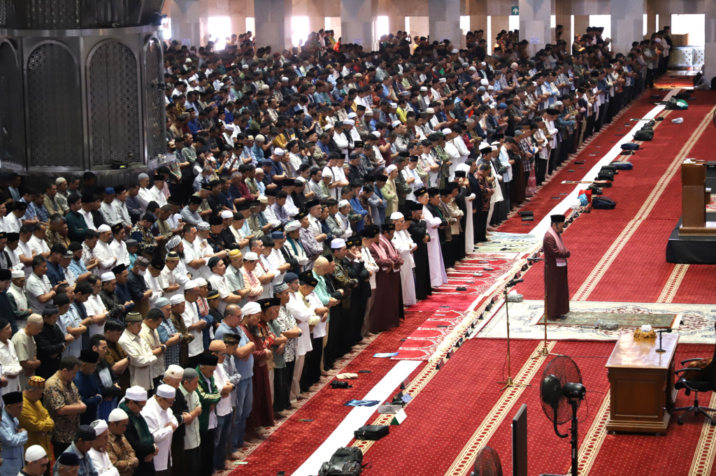 Warga sedang melaksanakan Ibadah sholat Jum'at perdana di Bulan Suci Ramadan 1447 H di Masjid Istiqlal (Ashar/SinPo.id)