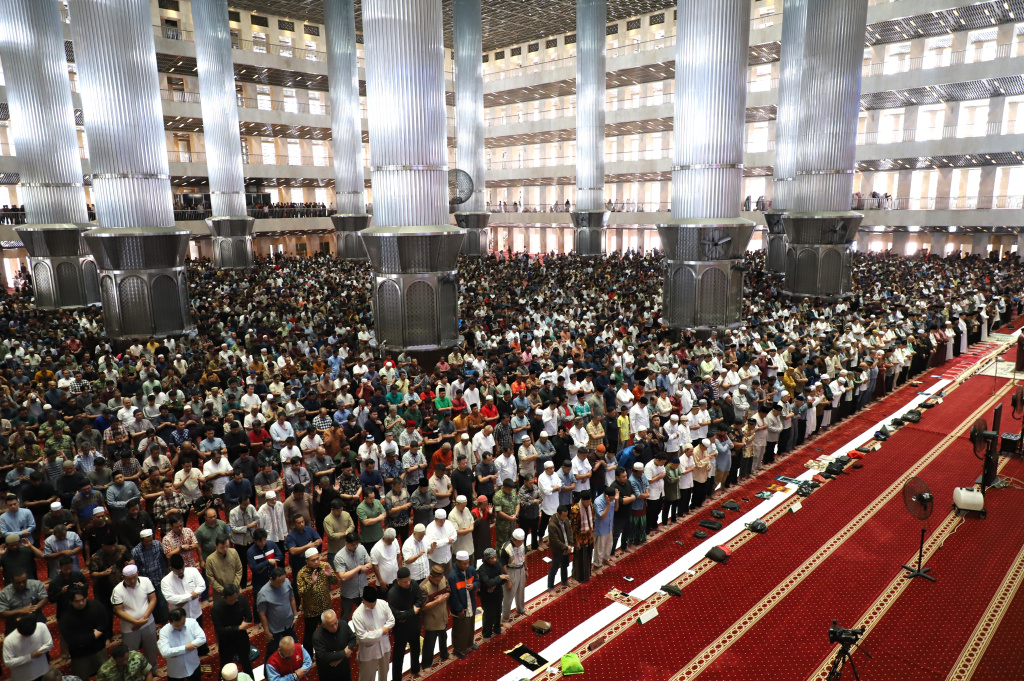 Warga sedang melaksanakan Ibadah sholat Jum'at perdana di Bulan Suci Ramadan 1447 H di Masjid Istiqlal (Ashar/SinPo.id)