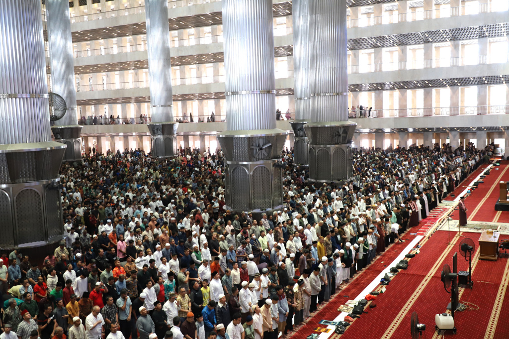 Warga sedang melaksanakan Ibadah sholat Jum'at perdana di Bulan Suci Ramadan 1447 H di Masjid Istiqlal (Ashar/SinPo.id)