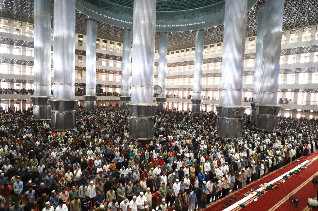 Warga sedang melaksanakan Ibadah sholat Jum'at perdana di Bulan Suci Ramadan 1447 H di Masjid Istiqlal (Ashar/SinPo.id)